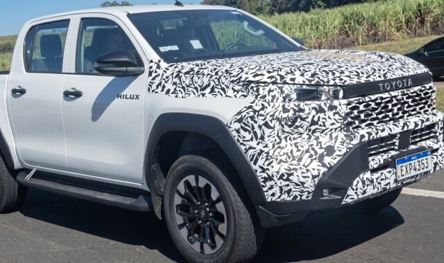 Nova Toyota Hilux 2025 flagrada no Brasil quase sem camuflagem