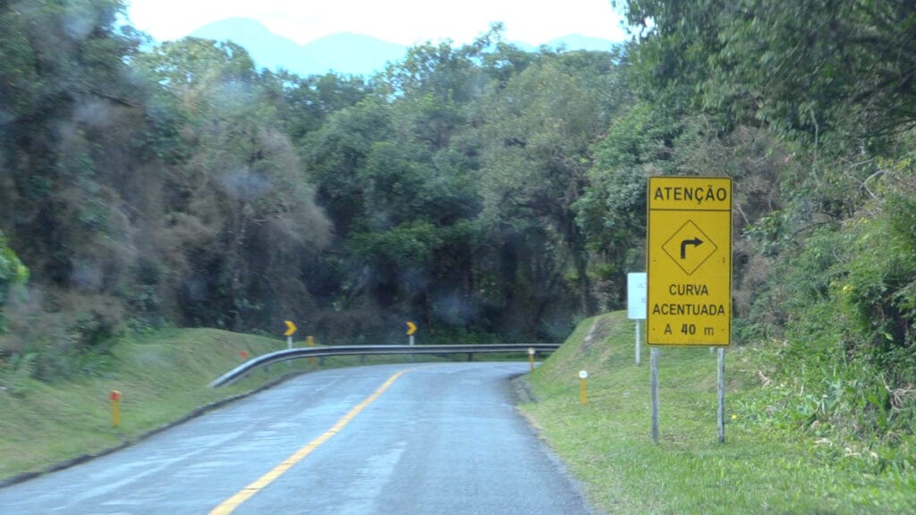 Entenda as placas de rodovias e evite erros na viagem