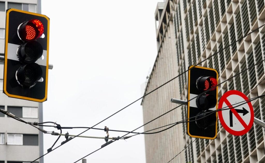 Semáforos inteligentes em São Paulo cortam lentidão em 26%
