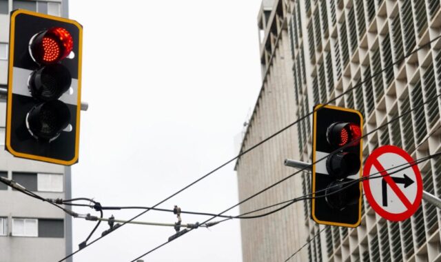 Semáforos inteligentes em São Paulo cortam lentidão em 26%
