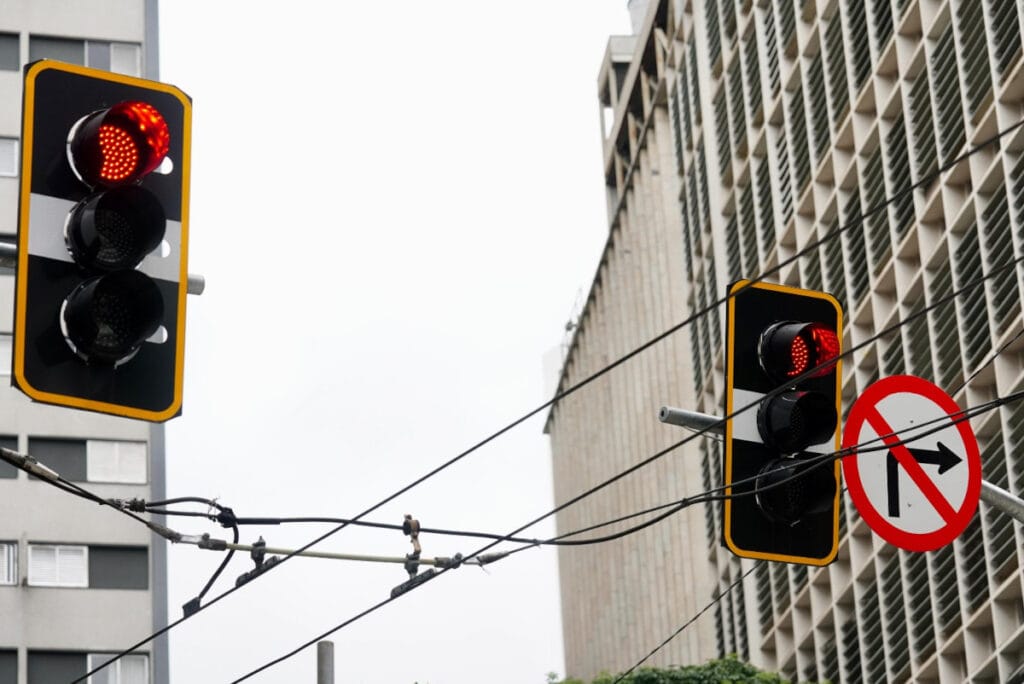 Semáforos inteligentes em São Paulo cortam lentidão em 26%