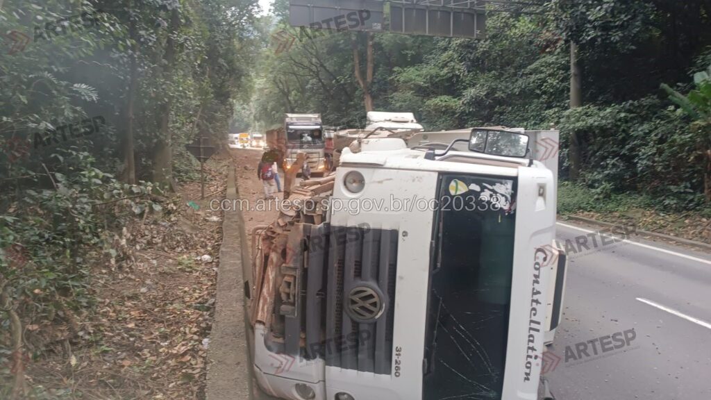Acidente entre caminhão e carreta interdita Via Anchieta