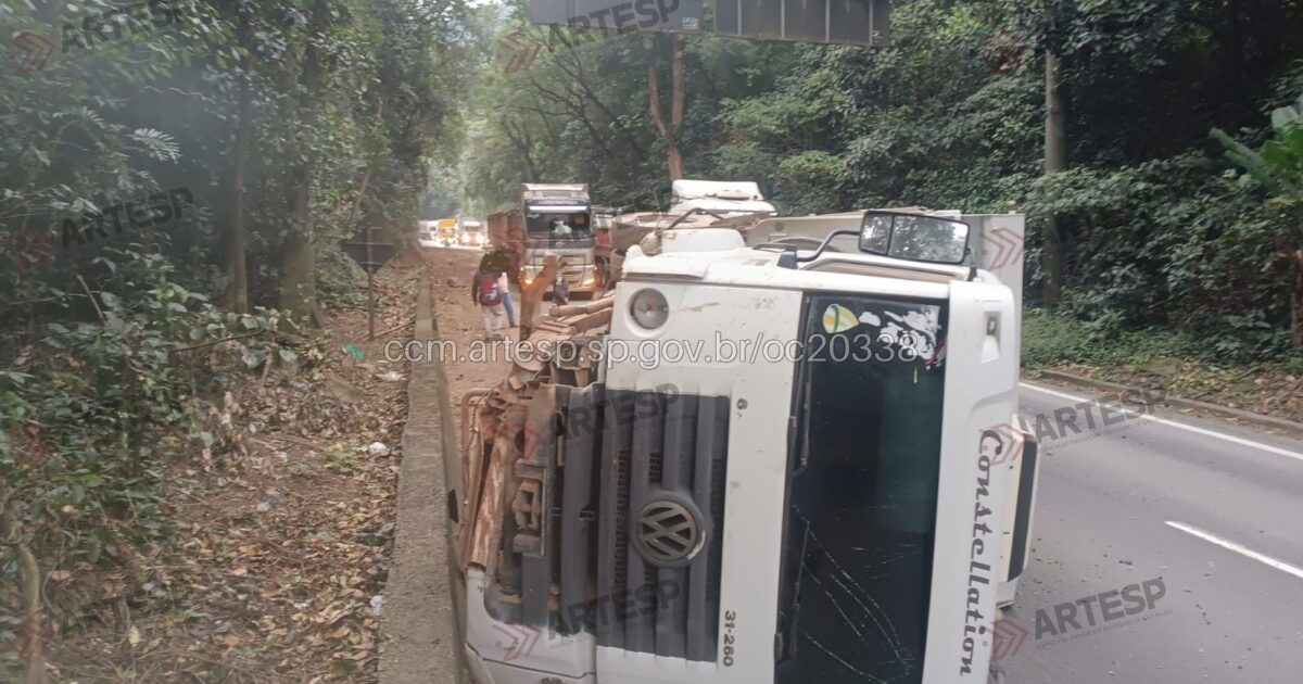Acidente entre caminhão e carreta interdita Via Anchieta