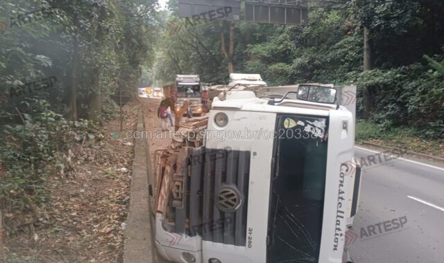 Acidente entre caminhão e carreta interdita Via Anchieta