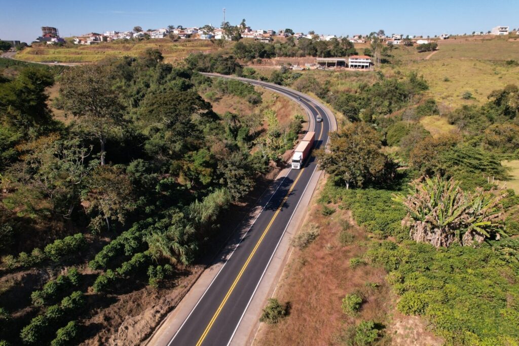Poda na BR-146 em Guaxupé requer atenção dos motoristas