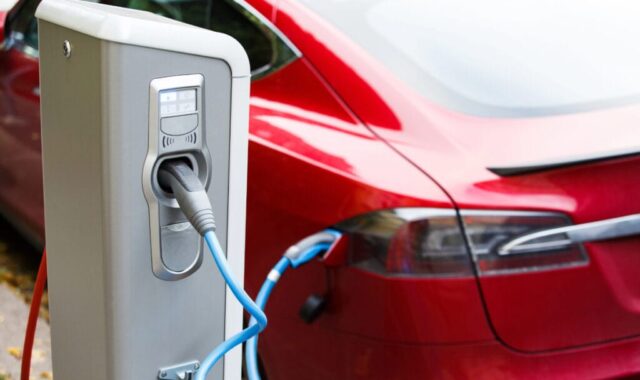 Carregar o carro elétrico diariamente estraga a bateria?