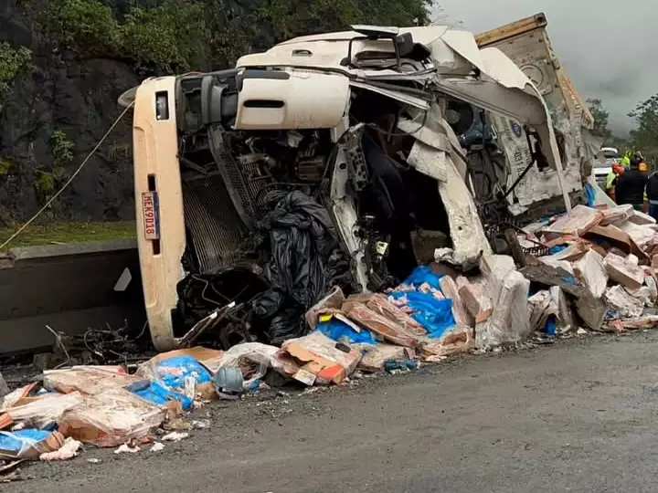 Caminhoneiro morre ao tombar carreta irregular na BR-277