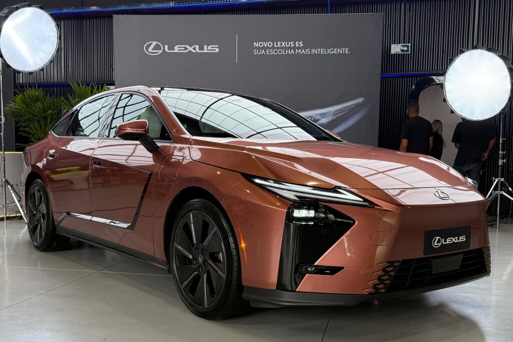Lexus ES: porte de Série 5, preço de Série 3