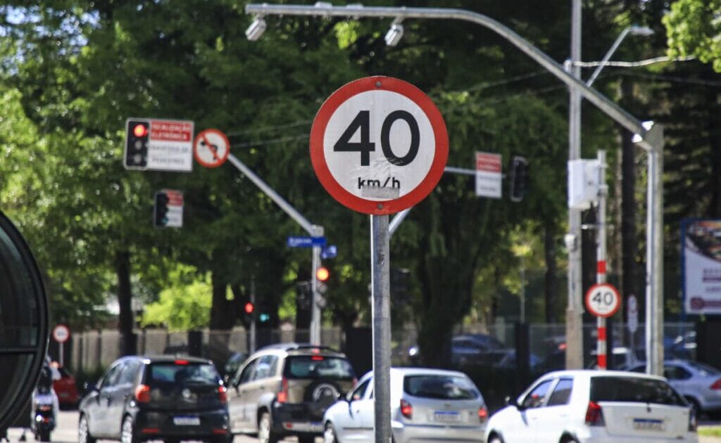 Semáforo com radar e contagem regressiva: projeto em análise
