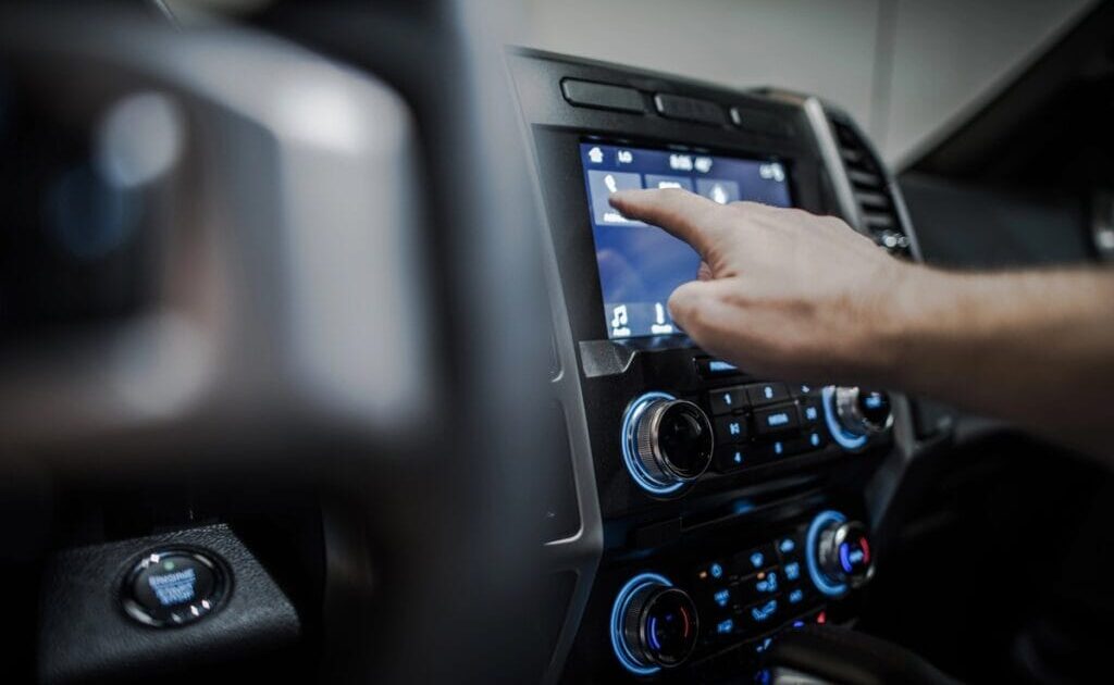 Contran libera telas de entretenimento no painel de carros; veja regras