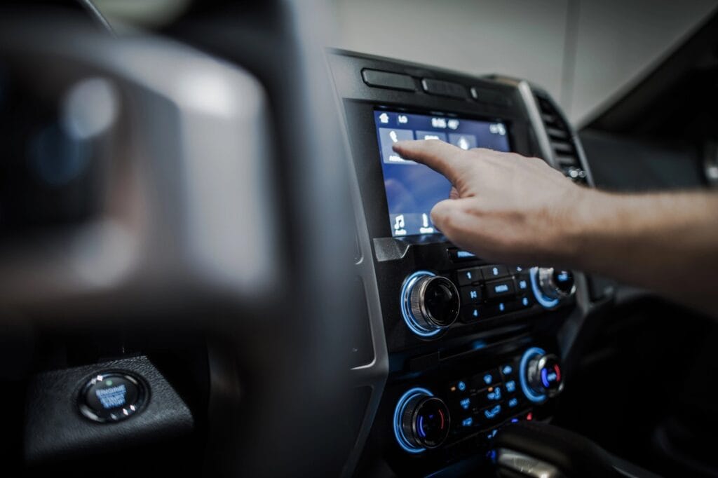 Contran libera telas de entretenimento no painel de carros; veja regras