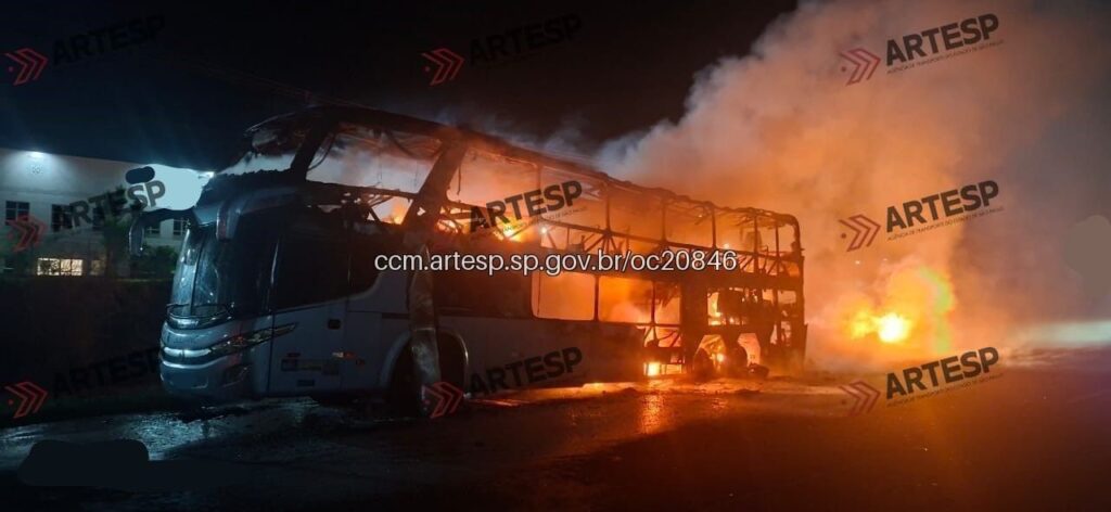 Ônibus com 48 multas pega fogo e é destruído em Limeira