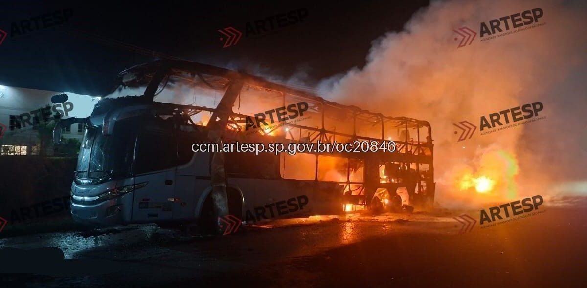 Ônibus com 48 multas pega fogo e é destruído em Limeira