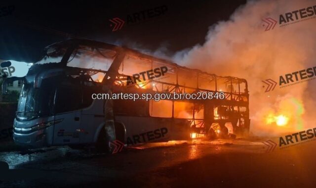 Ônibus com 48 multas pega fogo e é destruído em Limeira