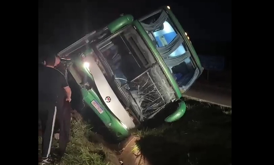 Ônibus tomba na BR-381 em MG e deixa feridos