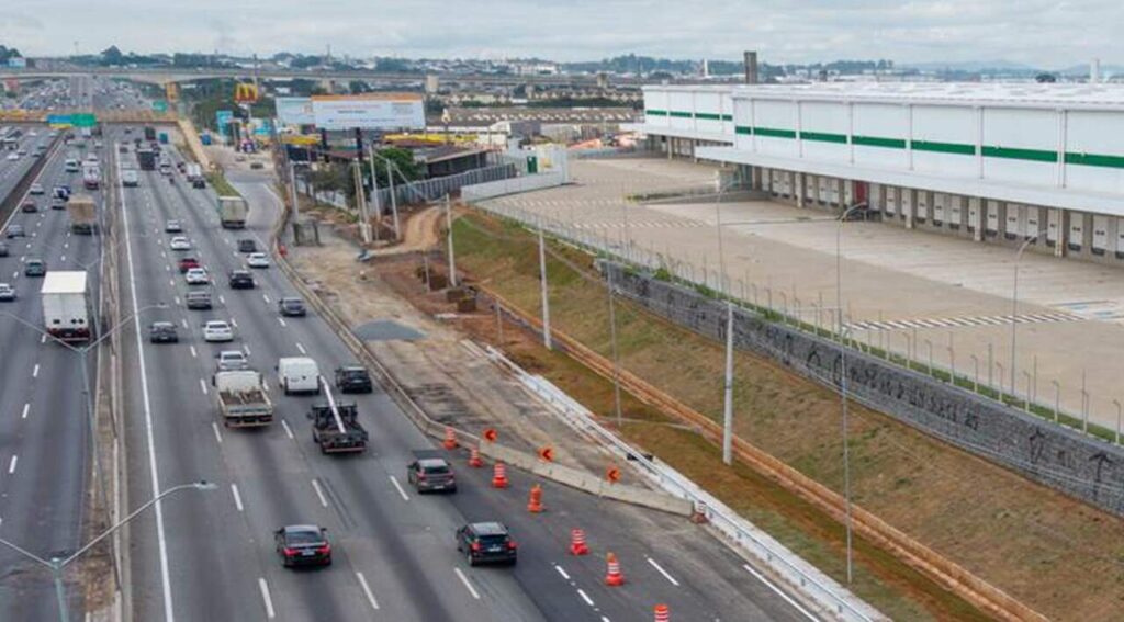 Bloqueio na Via Dutra interdita marginal em Guarulhos
