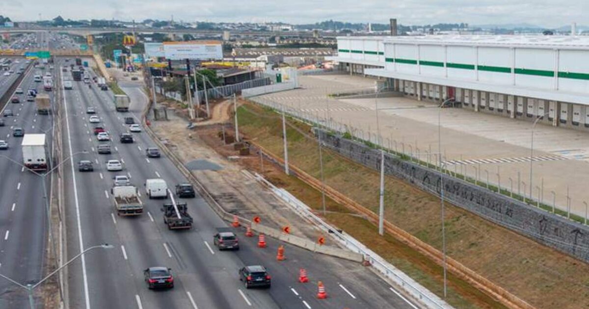 Bloqueio na Via Dutra interdita marginal em Guarulhos