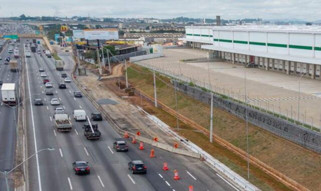 Bloqueio na Via Dutra interdita marginal em Guarulhos