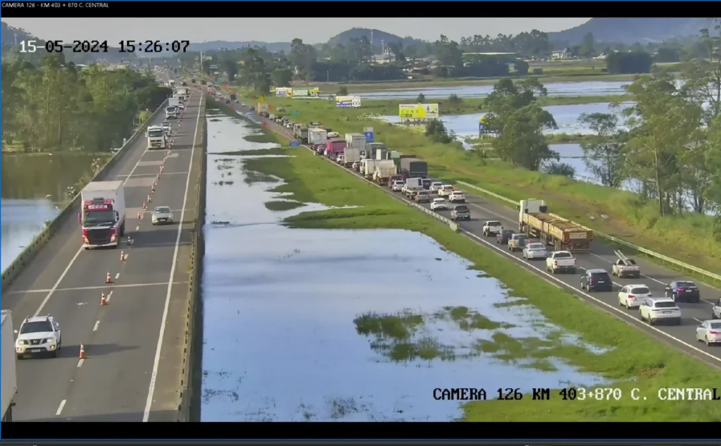 BR-101 bloqueada em Araranguá devido a chuvas