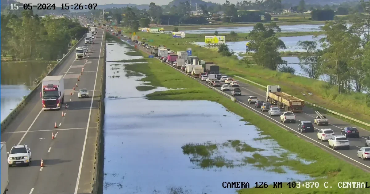 BR-101 bloqueada em Araranguá devido a chuvas