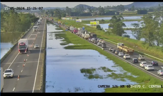 BR-101 bloqueada em Araranguá devido a chuvas