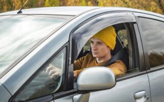Menor sem CNH ao volante: dono do carro responde