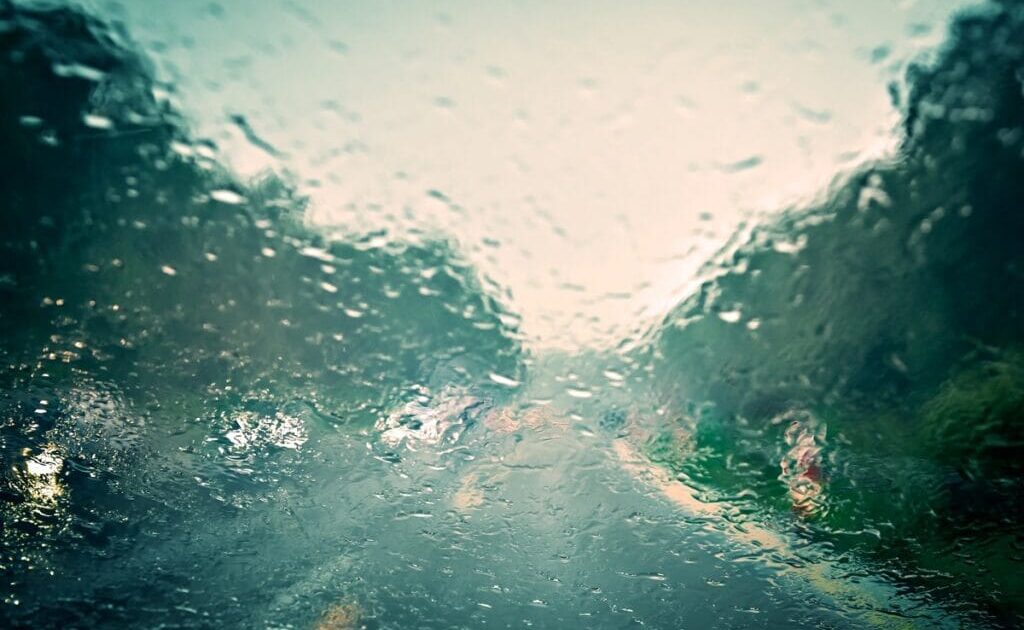 Alerta vermelho de tempestade: como agir na estrada
