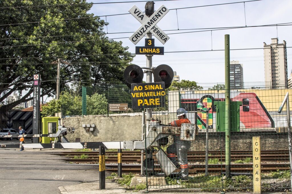 Acidentes ferroviários 2026: 62 mortos e regras de segurança