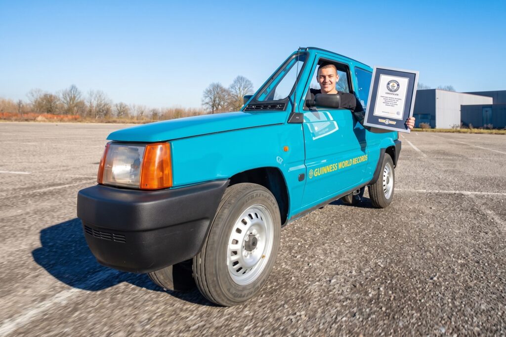 Carro mais estreito do mundo entra para o Guinness