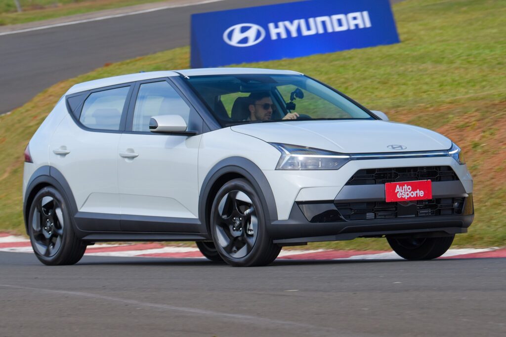 Chevrolet Sonic RS e Hyundai i20 Ultimate em detalhes