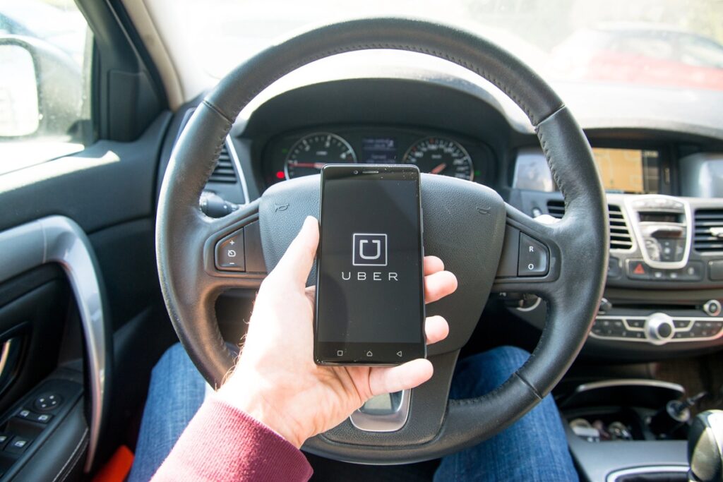 MPT pede suspensão de programa Uber motoristas