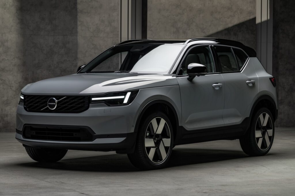 Volvo XC40 2025 ganha visual e tecnologia renovados
