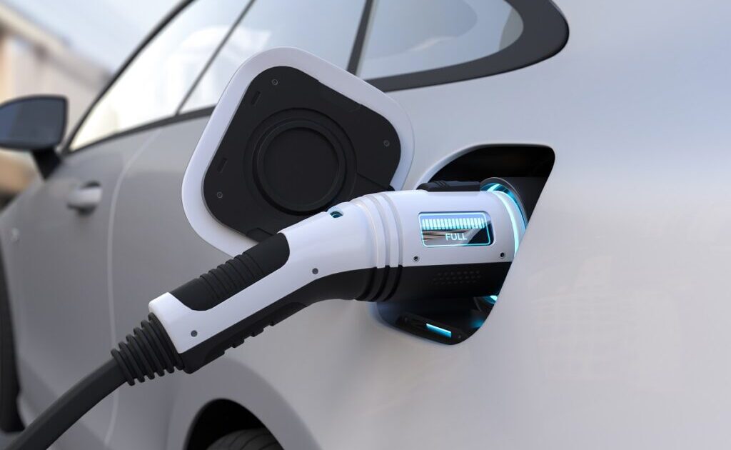 Custo por km de carro elétrico pode ser 77% menor