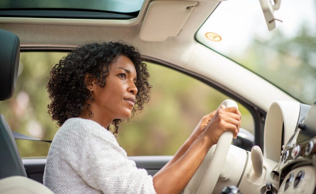 Preconceito contra mulheres motoristas persiste, mostra lei