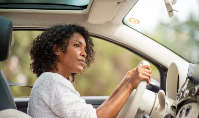 Preconceito contra mulheres motoristas persiste, mostra lei