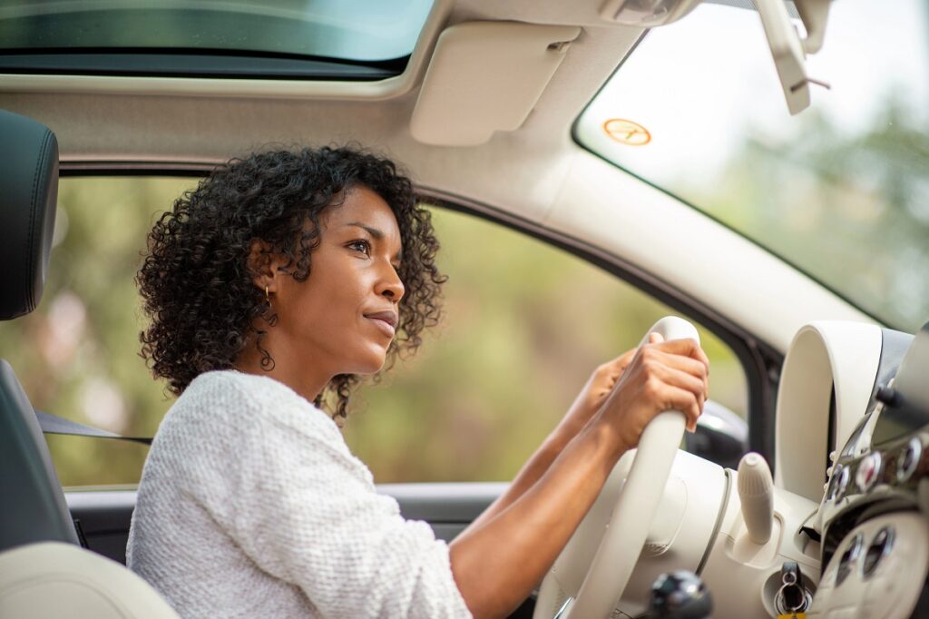 Preconceito contra mulheres motoristas persiste, mostra lei