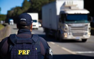 Mortes em acidentes com caminhões sobem em rodovias federais